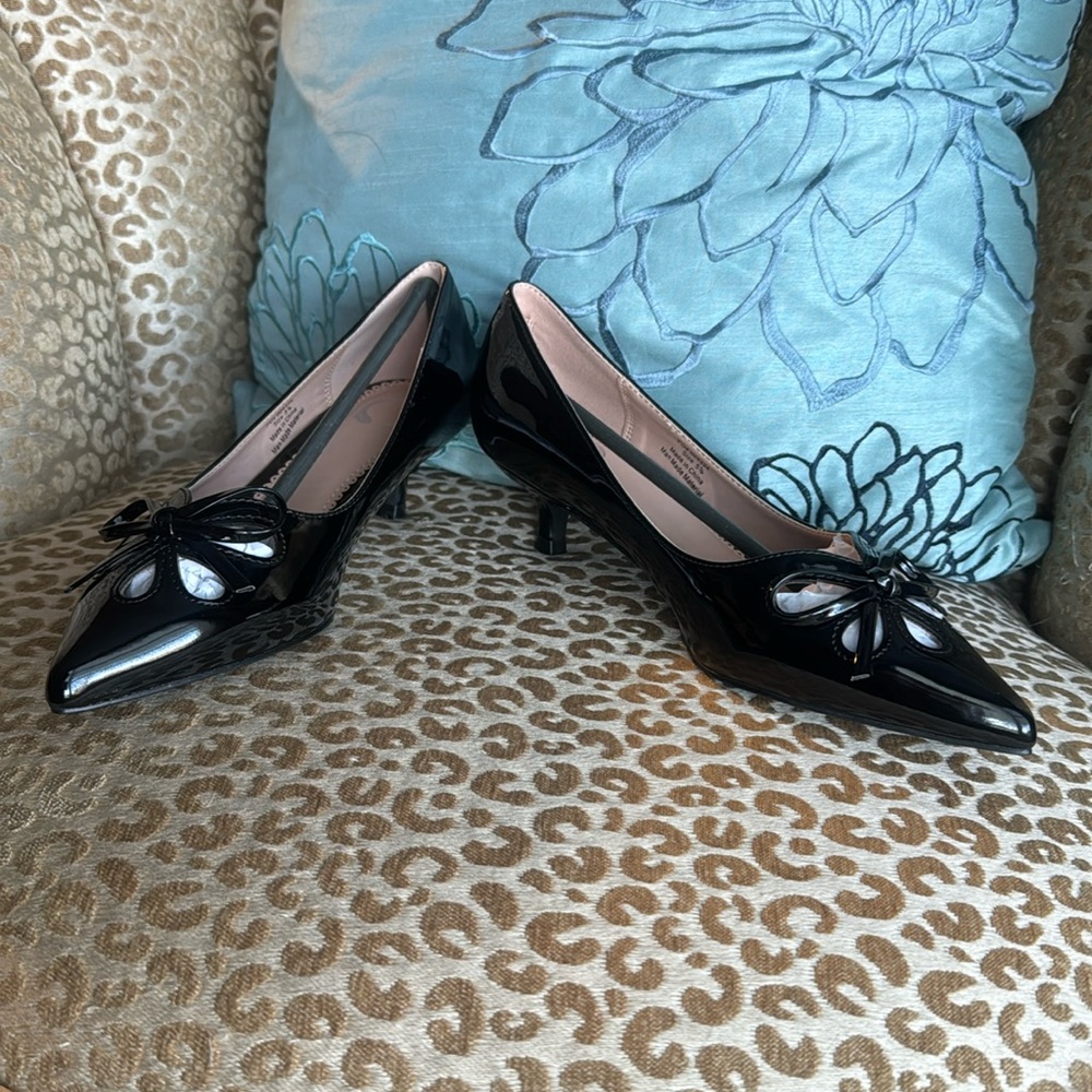 NIB Journee Kutana faux patent point toe kitten heel pump with cutout vamp